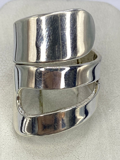 Anillo de plata 925 con calado geométrico, vista frontal sobre fondo blanco