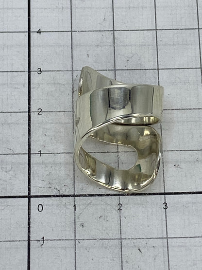 Anillo sobre escala mostrando peso de 9.34 g y el sello 925 de autenticidad