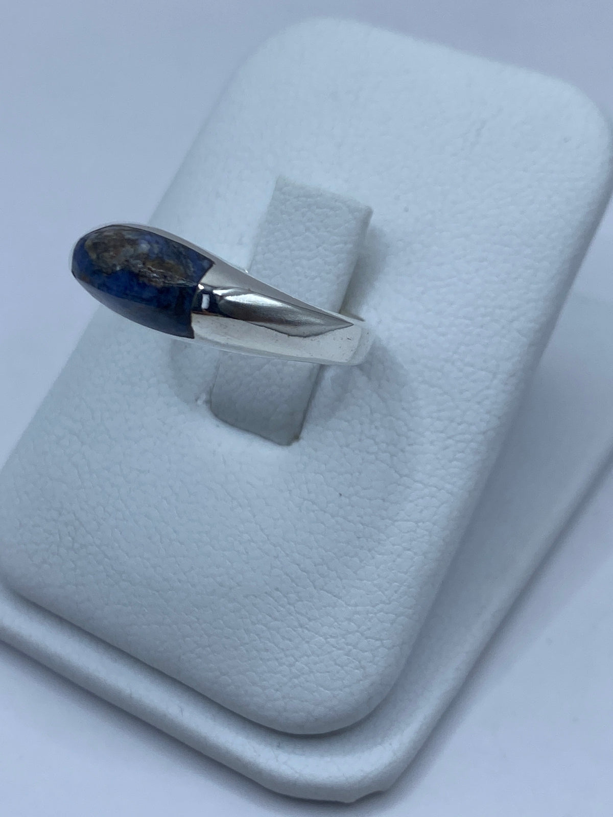 Detalle del lapislázuli azul natural con vetas doradas de pirita en el anillo de plata