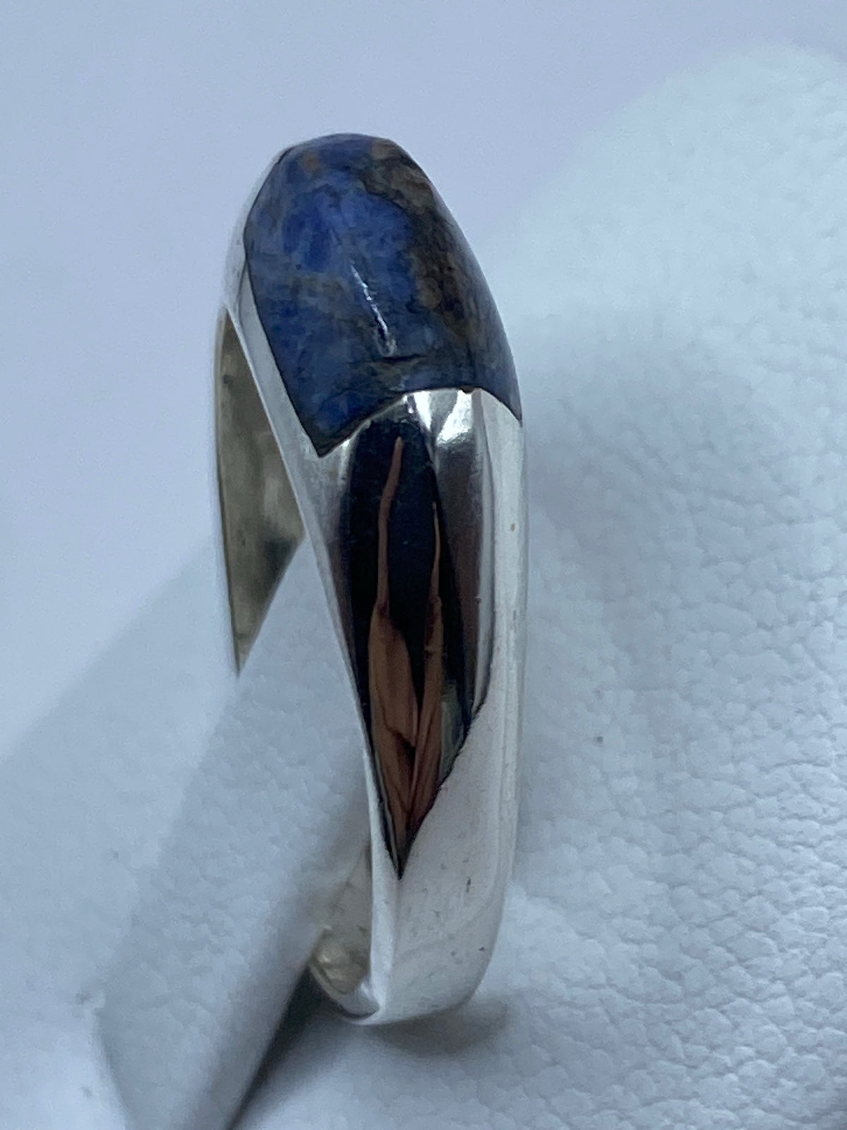Anillo en la mano mostrando el tamaño real y el color profundo de la piedra