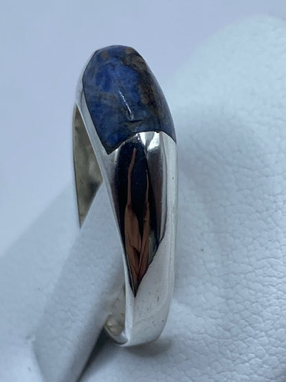 Anillo en la mano mostrando el tamaño real y el color profundo de la piedra