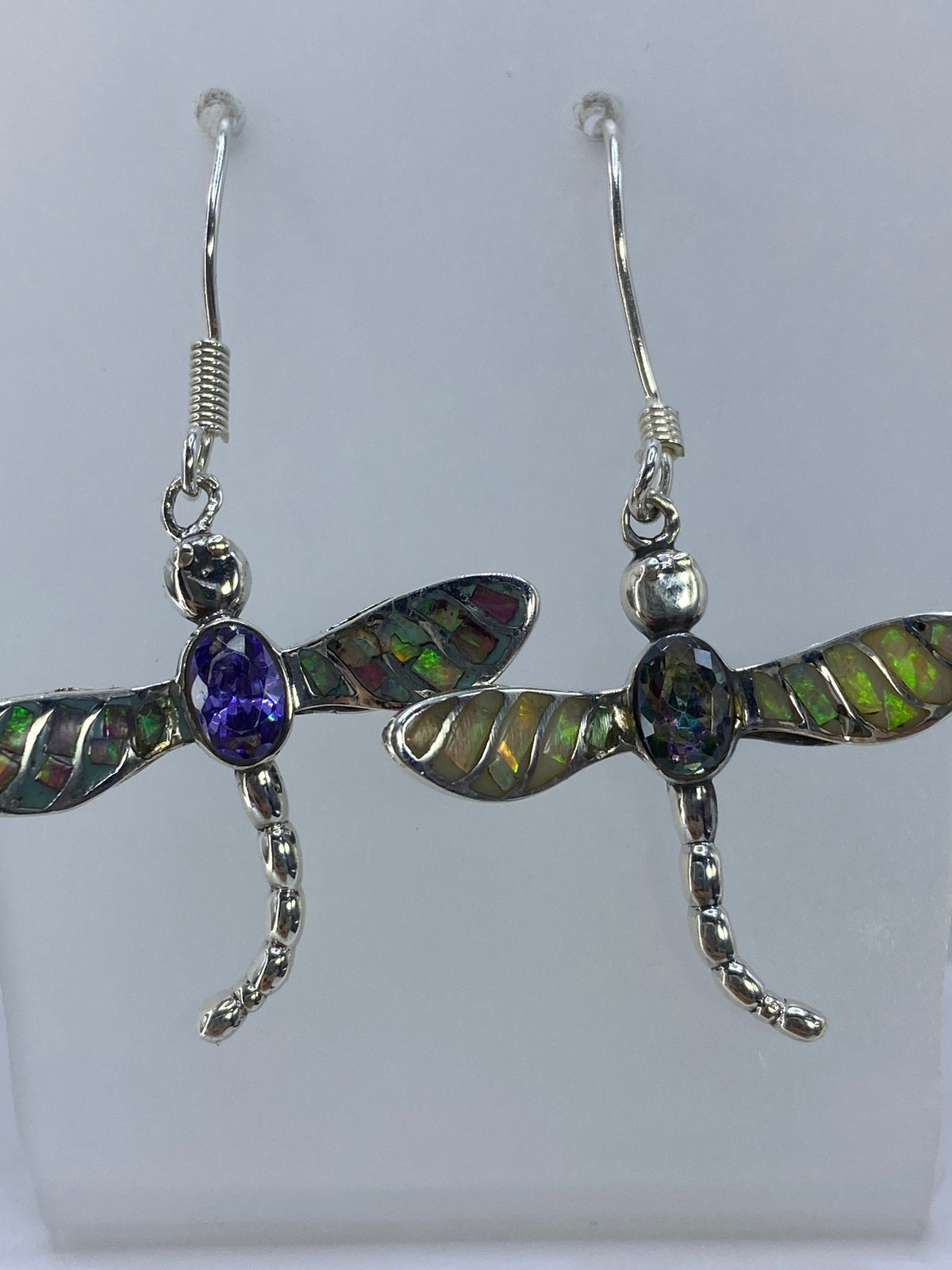Aretes sobre regla centimetrada mostrando 4.1 cm de largo