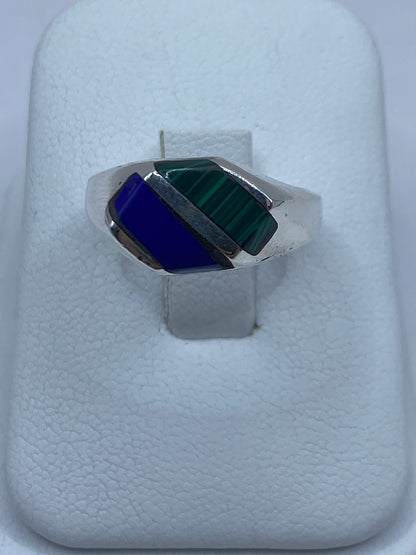 Anillo de plata 925 con malaquita verde en compartimientos geométricos, vista frontal