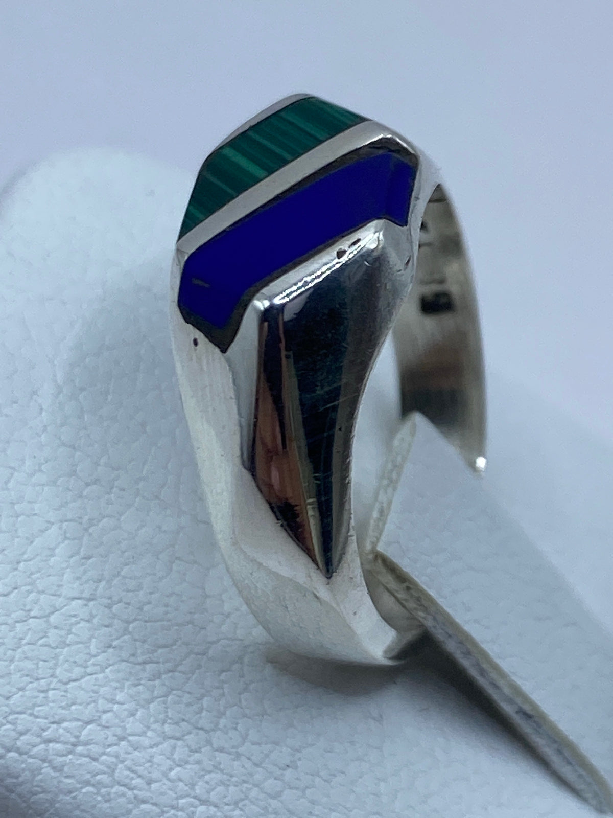 Detalle lateral del engaste a mano de malaquita verde en plata 925