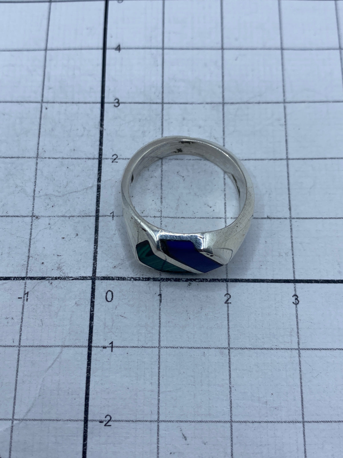 Anillo sobre fondo gris mostrando el Quinto 925 en el interior