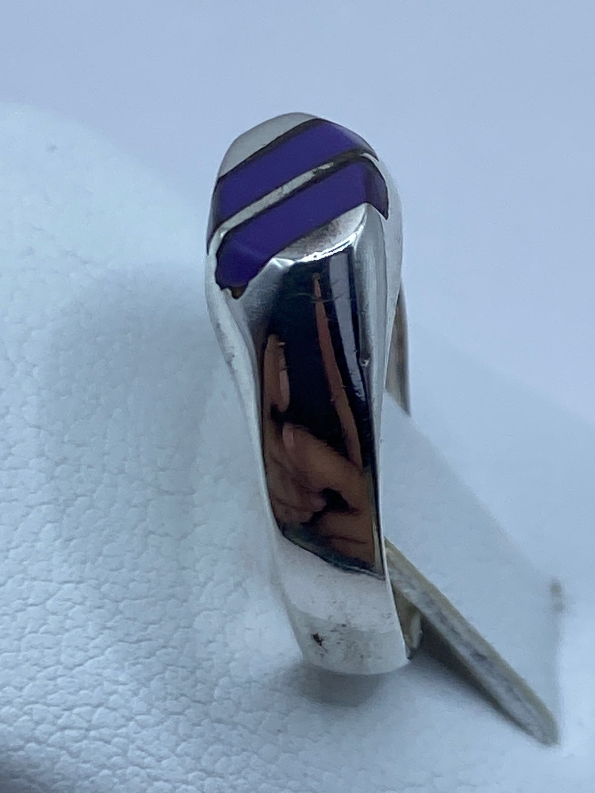 Detalle de la incrustación de piedra morada sobre plata pulida