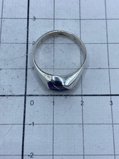 Anillo en la mano mostrando el color morada y el acabado de la plata