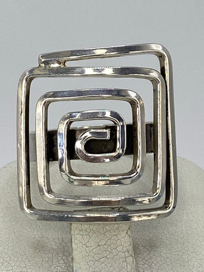 Anillo de plata calado con diseño geométrico cuadrado anidado en la mano
