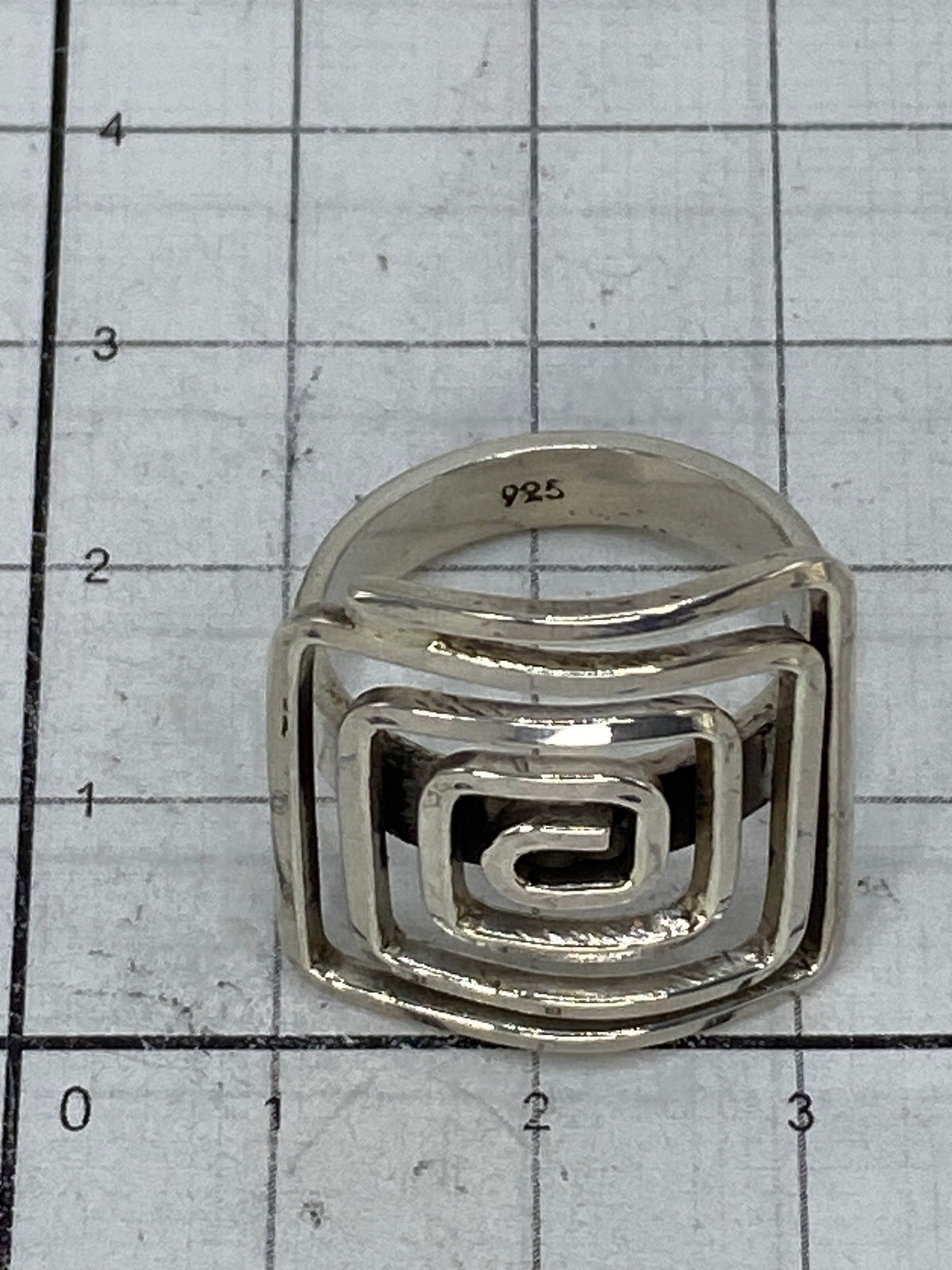 Anillo sobre fondo blanco con certificación de autenticidad 925