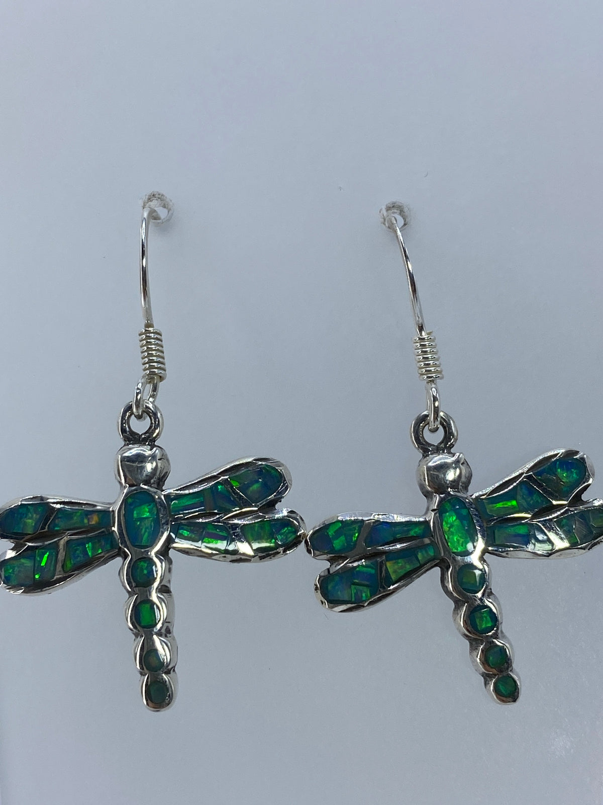 Par de aretes de plata 950 con diseño de libélula y ópalo de fuego verde olivo, vista frontal