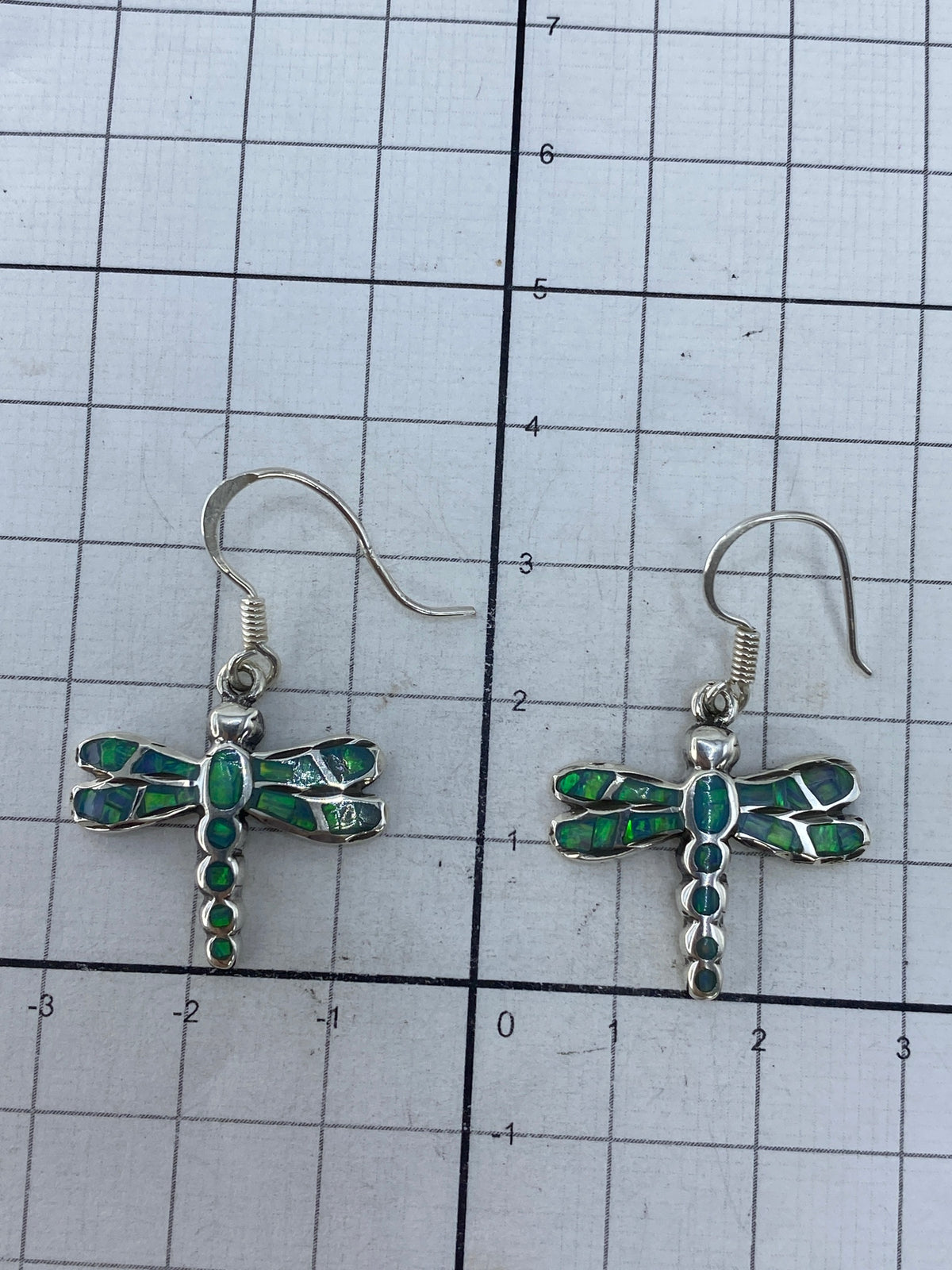 Par de aretes de plata pesados en báscula digital mostrando 2.85 gramos, hecho a mano Taxco