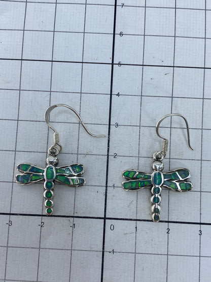 Par de aretes de plata pesados en báscula digital mostrando 2.85 gramos, hecho a mano Taxco