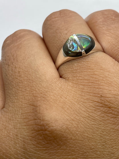 Anillo sobre fondo blanco con el Quinto 925 visible