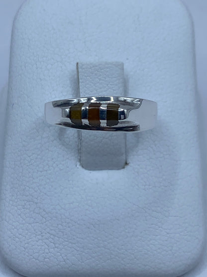 Anillo de plata 925 con piedra café engastada en banda delgada