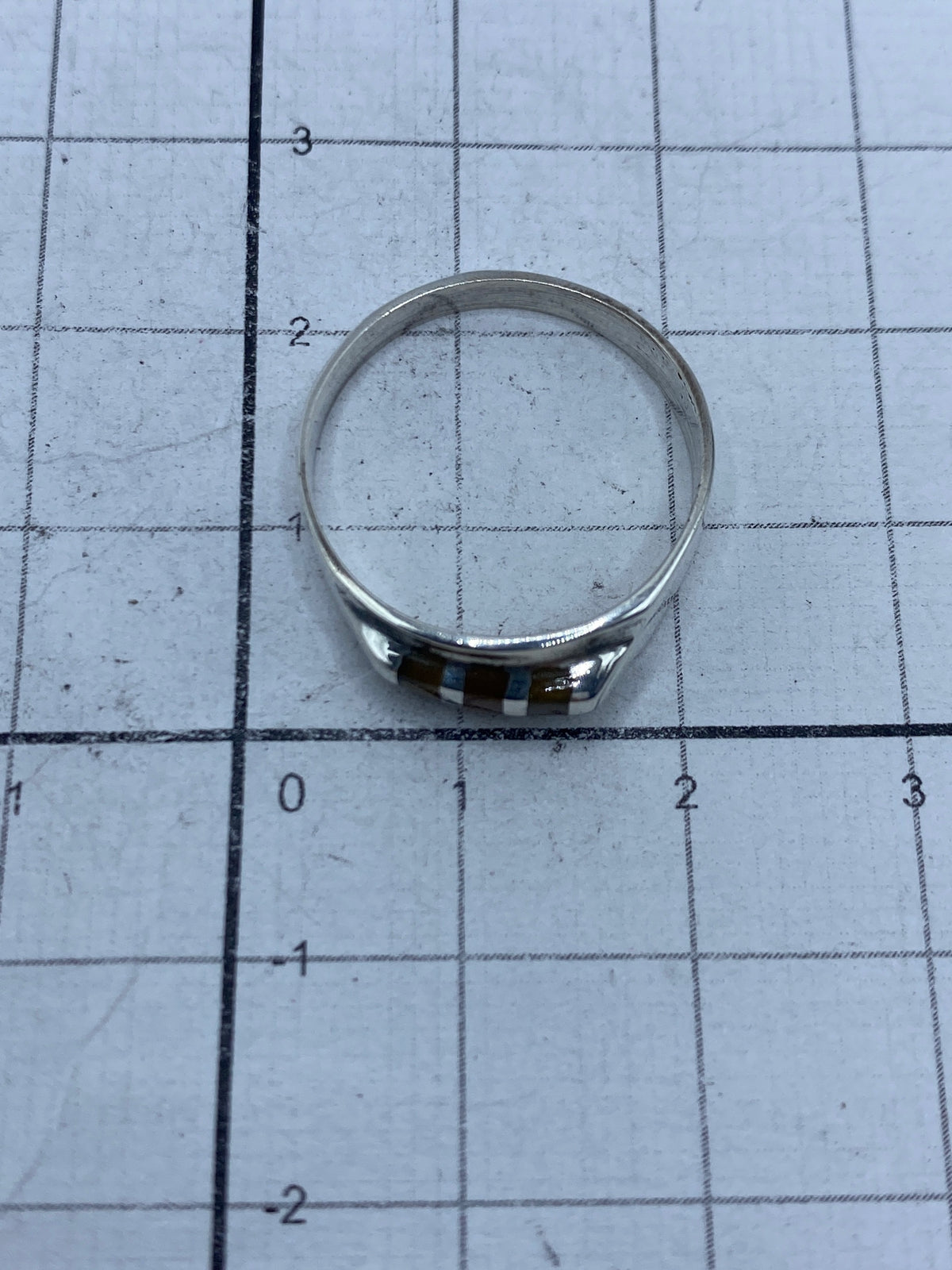 Anillo sobre fondo blanco mostrando la marca 925