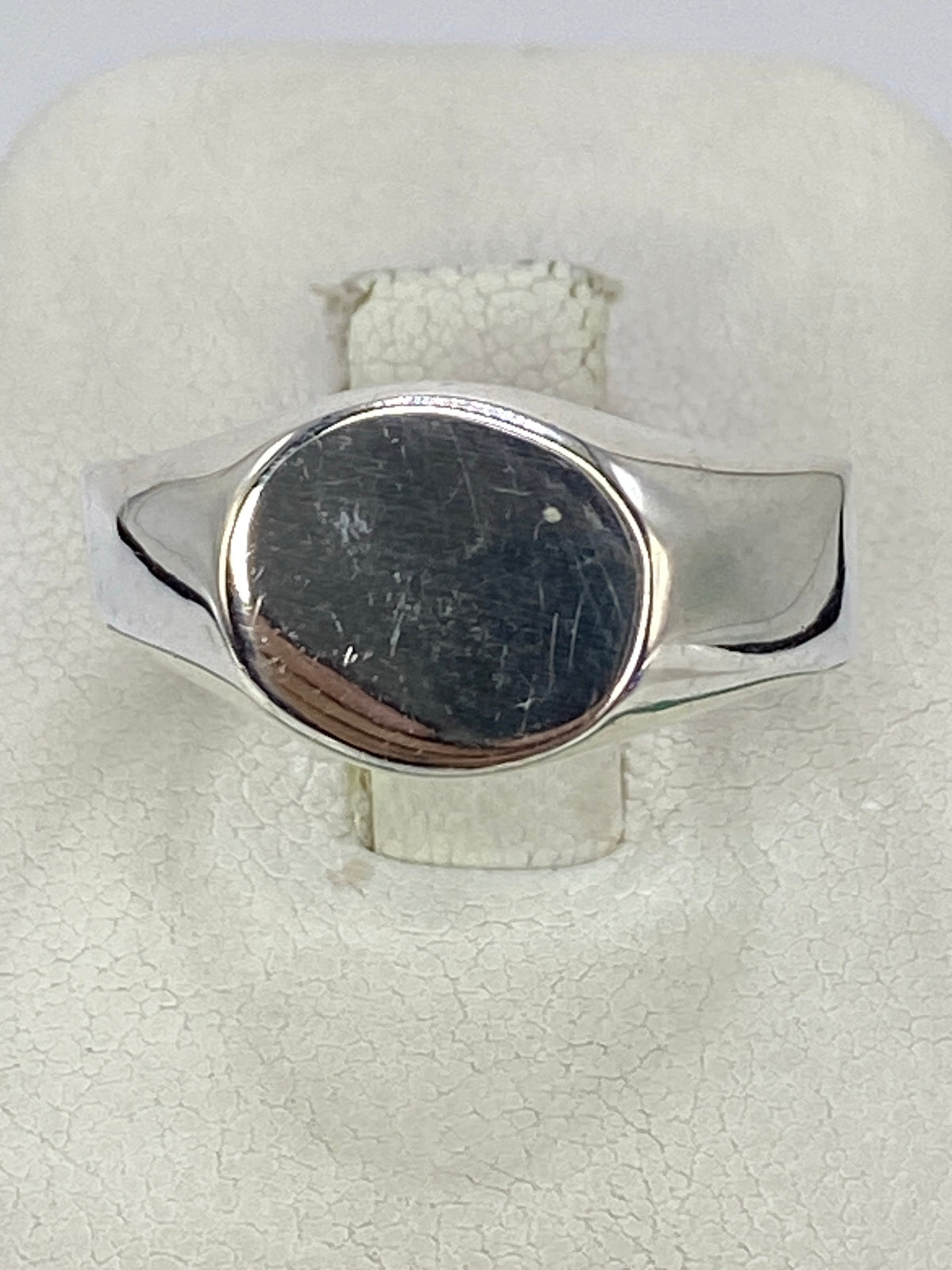 Anillo de plata 925 con técnica de repujado artesanal en la mano