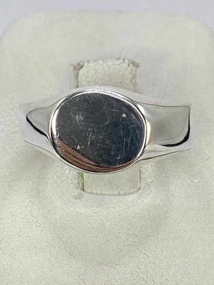 Anillo de plata 925 con técnica de repujado artesanal en la mano