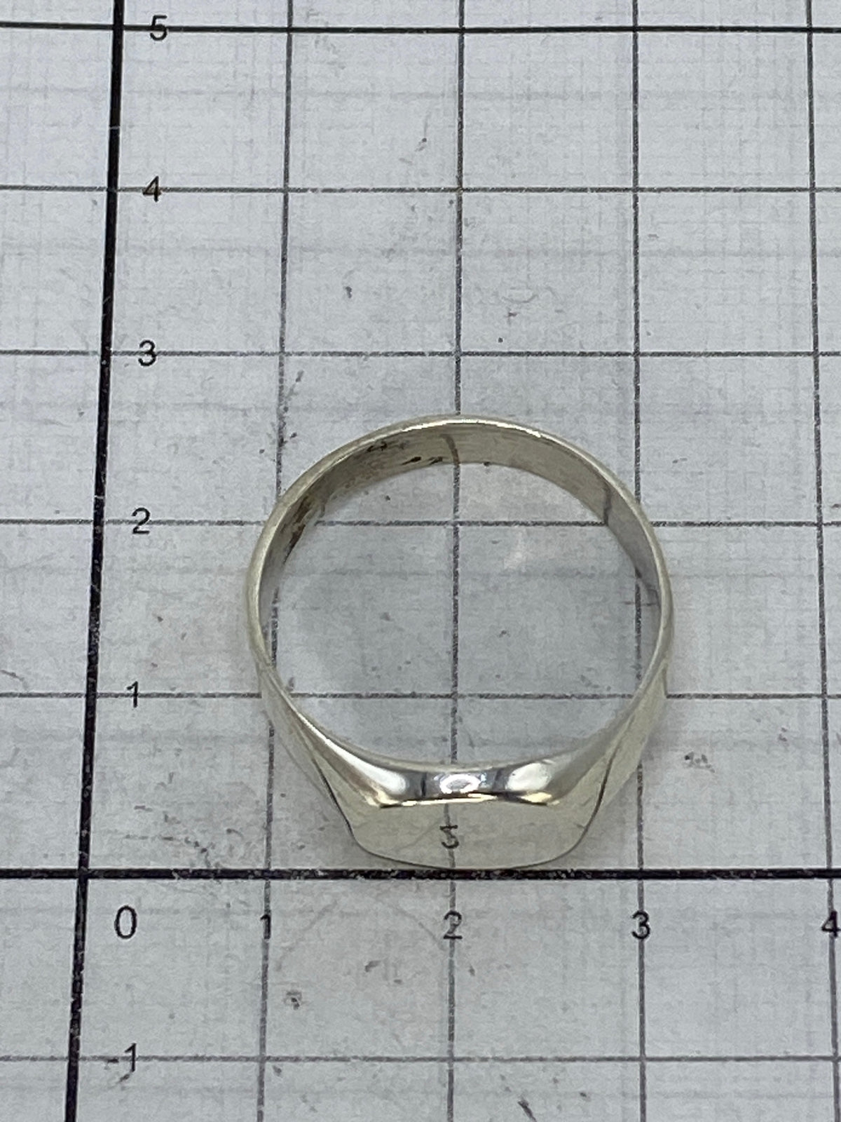 Anillo sobre fondo blanco con marca del Quinto 925 visible