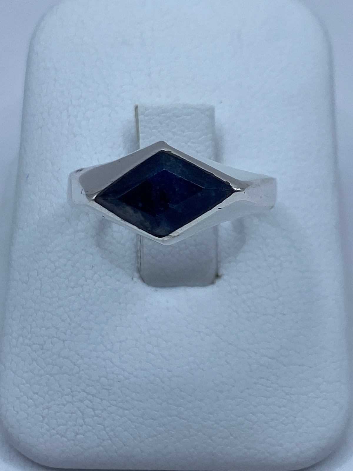 Anillo de plata con lapislázuli azul engastado en montura minimalista
