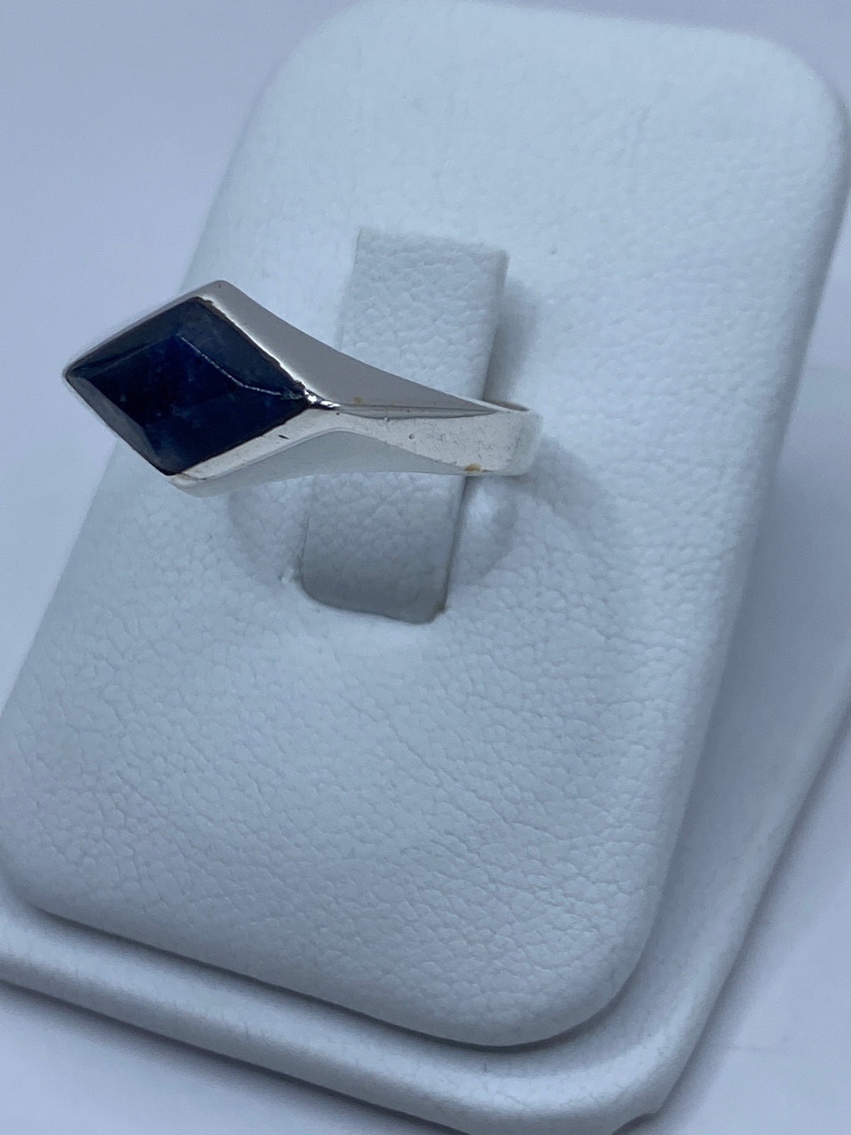 Vista frontal del anillo de lapislázuli talla 9 en plata 925