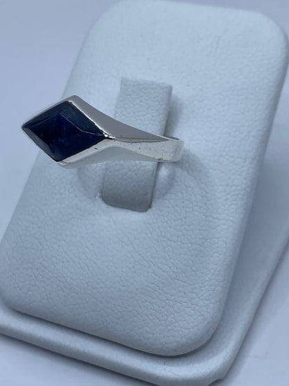 Vista frontal del anillo de lapislázuli talla 9 en plata 925