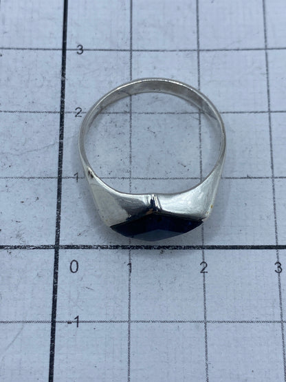 Anillo de perfil mostrando el Quinto 925 en la banda de plata