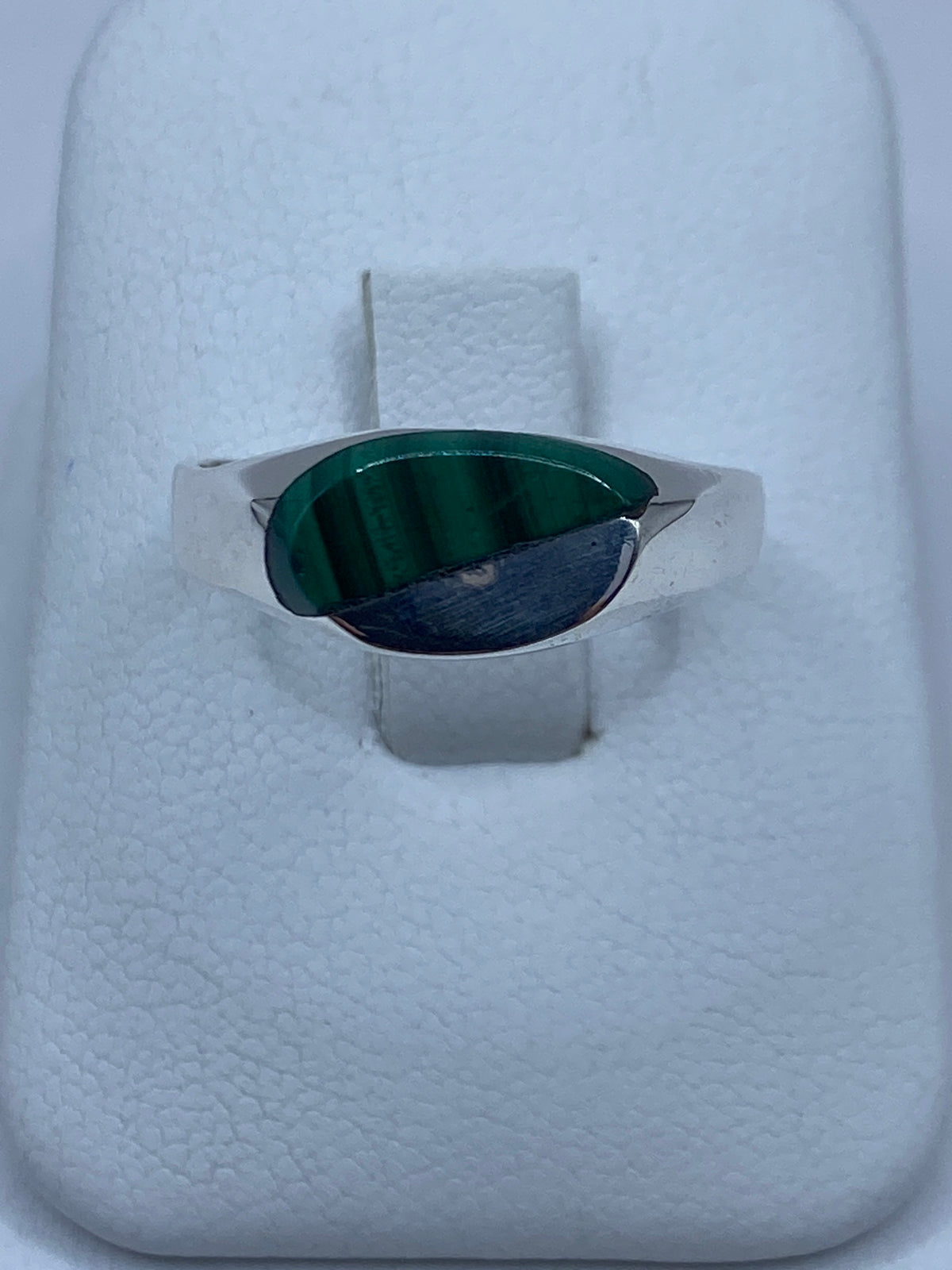 Anillo de plata 925 con malaquita verde engastada, vista frontal sobre blanco