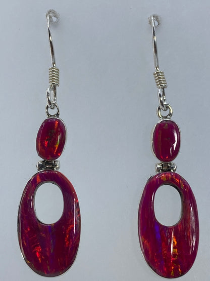 Aretes en medidor de escala mostrando largo de 4.5 cm