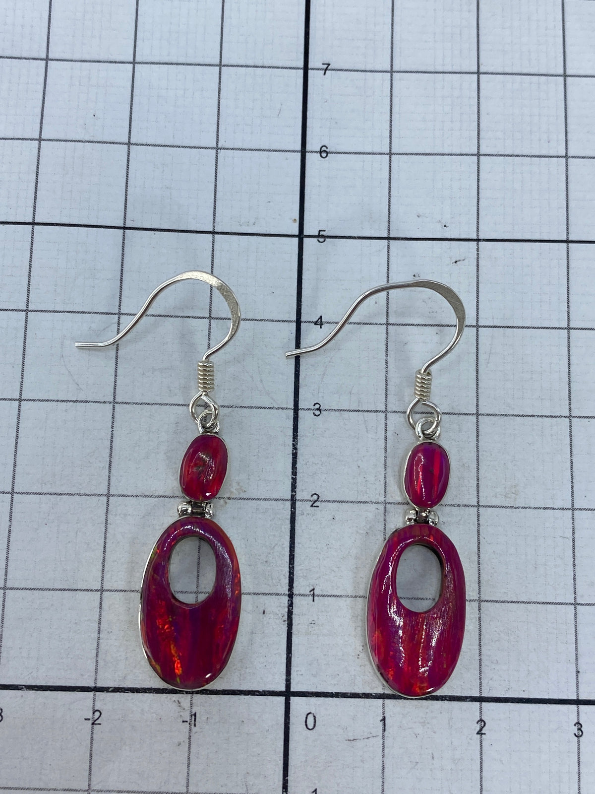 Reverso de los aretes con marca de plata 950 y acabado pulido