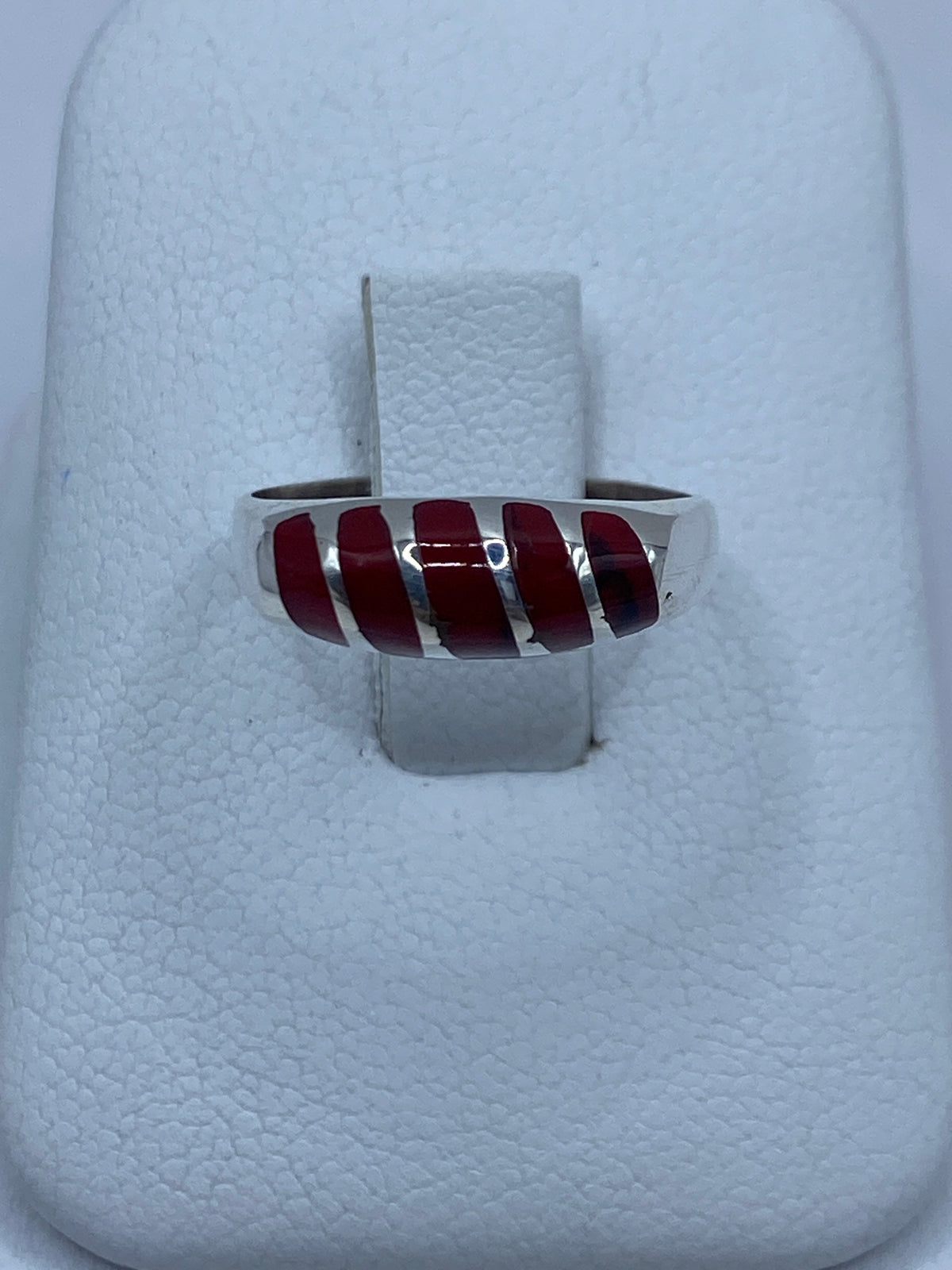 Anillo de plata 925 con coral rojo engastado, visto de frente sobre fondo blanco