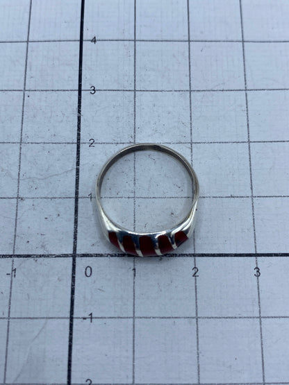 Reverso del anillo de plata mostrando el sello 925 y acabado pulido