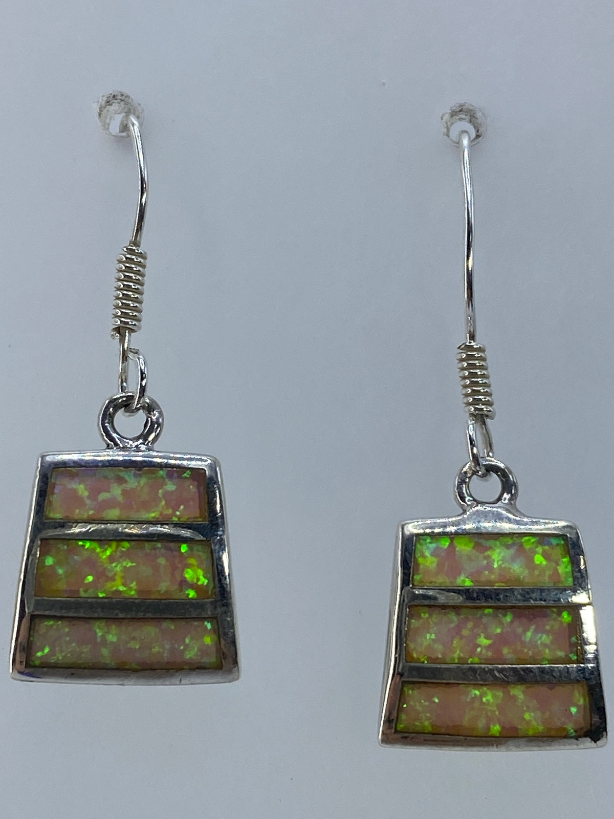 Medida de los aretes junto a regla: 3 cm de largo total
