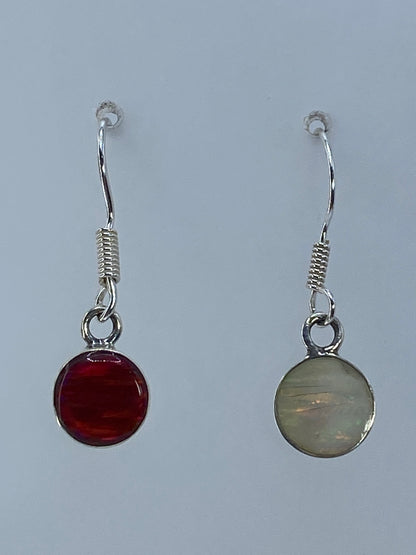 Par de aretes de plata 950 con ópalo de fuego multicolor, mostrando tonos naranja y rojo bajo la luz