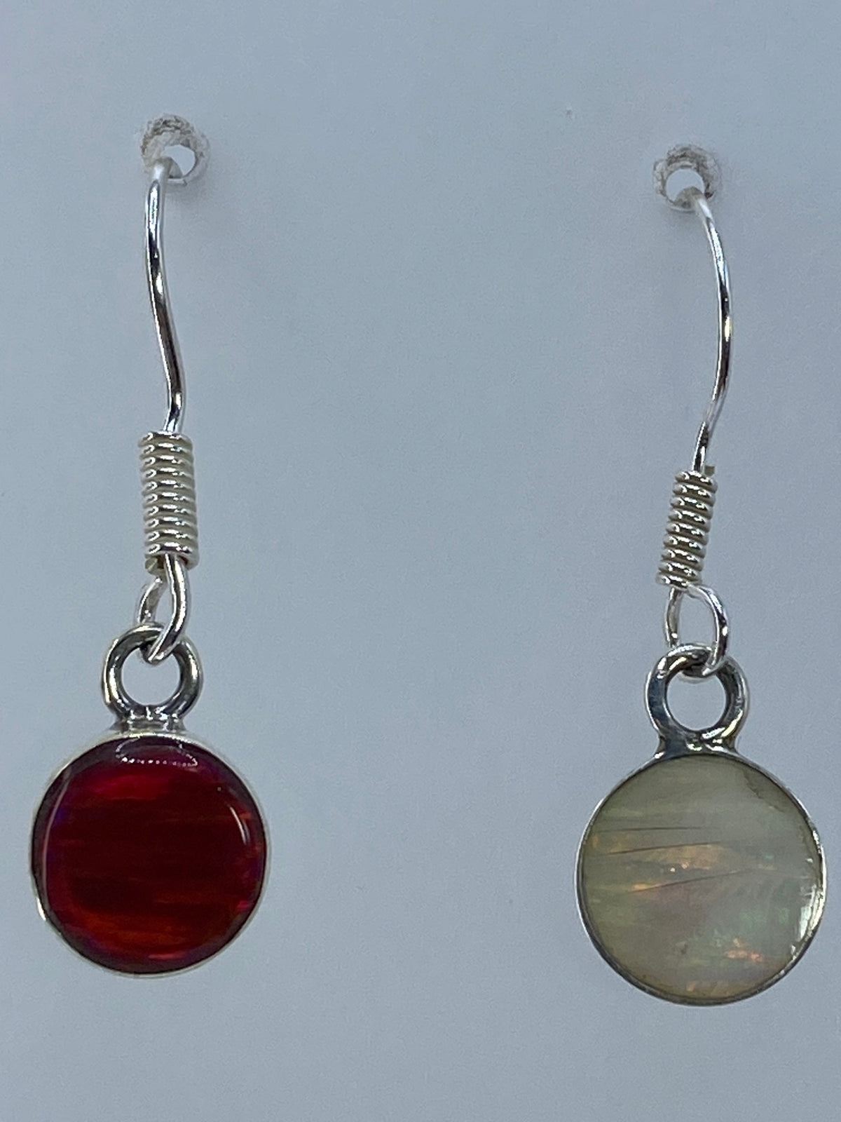 Detalle del engaste en plata 950 del ópalo de fuego multicolor