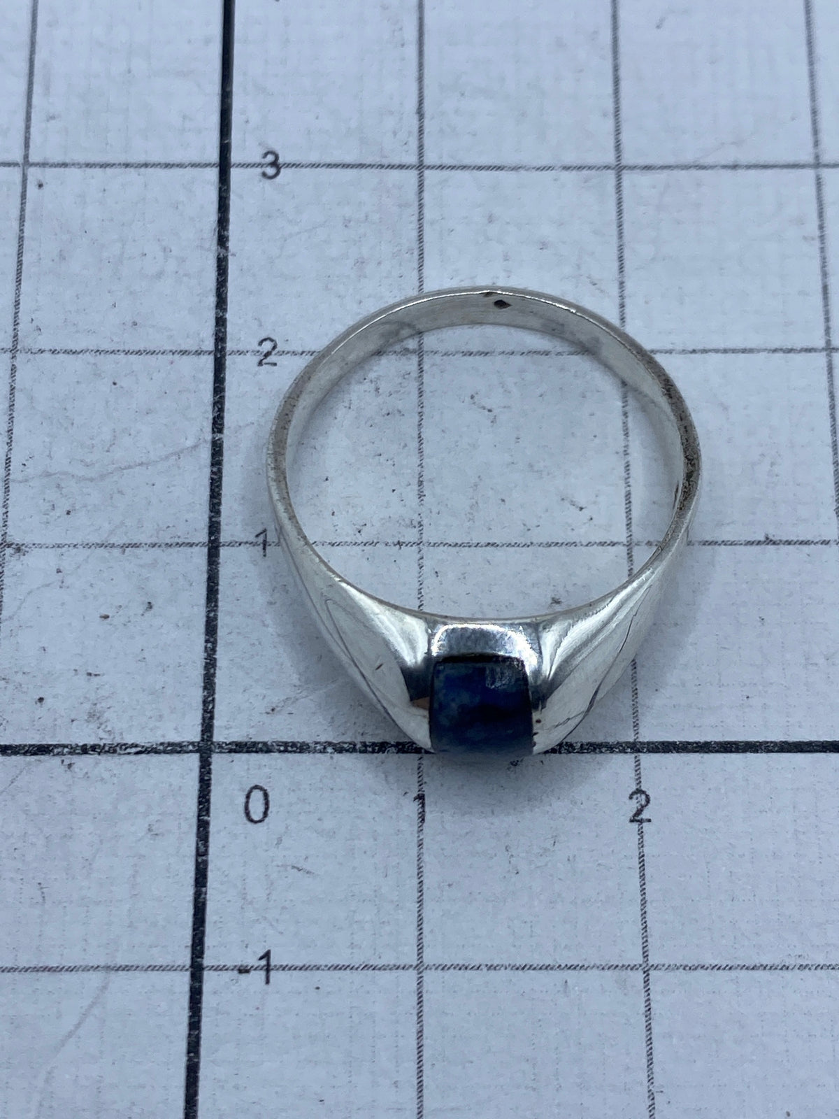Anillo de plata con Quinto 925 grabado en el interior, vista lateral