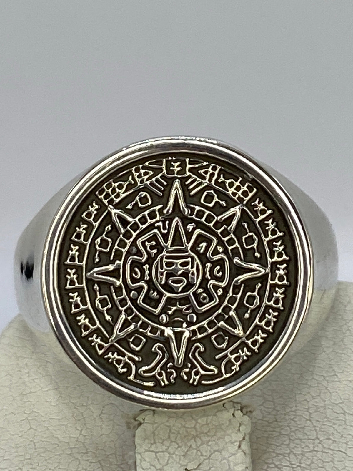 Anillo Calendario Azteca de plata .950 en la mano mostrando peso y presencia