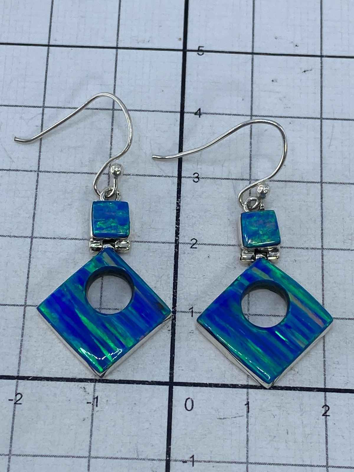 Aretes sobre fondo blanco mostrando el Quinto 950