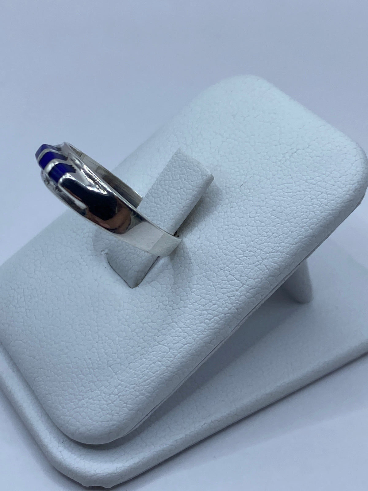 Anillo de plata con lapislazuli azul puesto en la mano