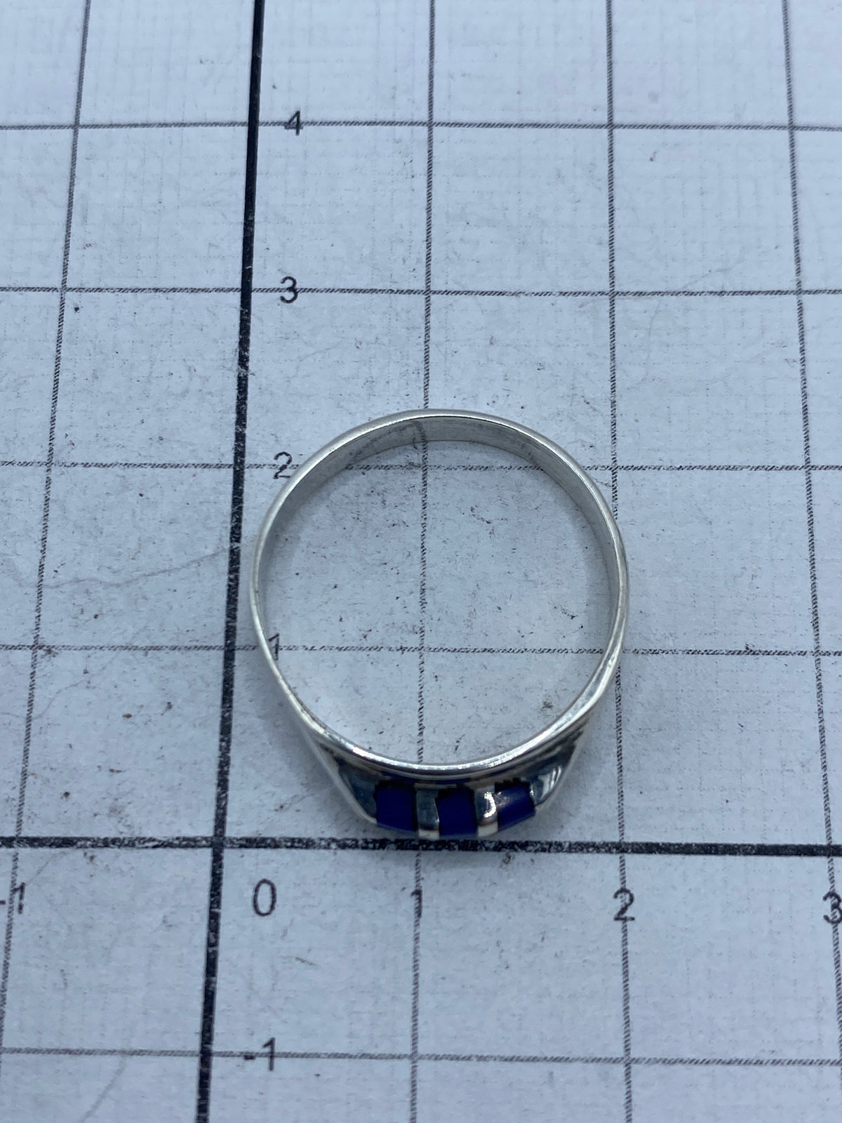 Anillo de plata con lapislazuli en escala de centimetros, con sello Quinto 925 visible
