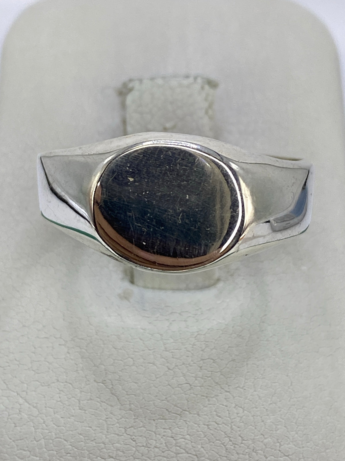 Anillo de plata 925 repujado a mano, visto de frente en dedo de mujer