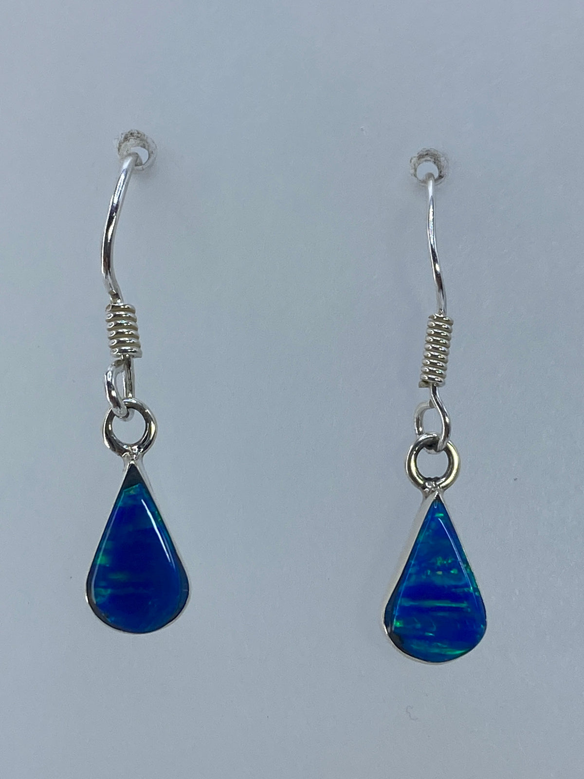 Par de aretes de plata 950 con ópalo de fuego verde olivo engastados a mano