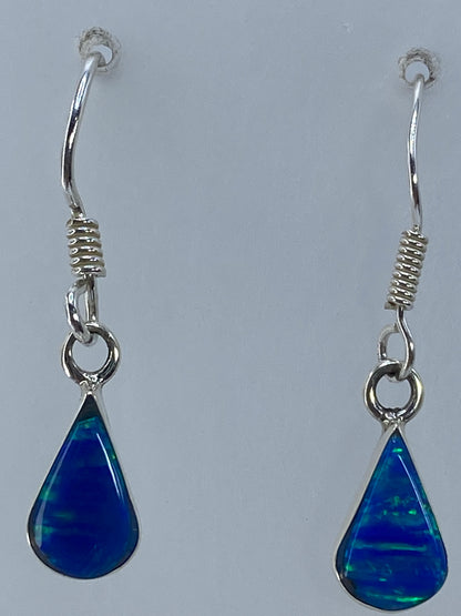Aretes en uso sobre oreja, mostrando el largo de 3 cm y la elegancia del engaste