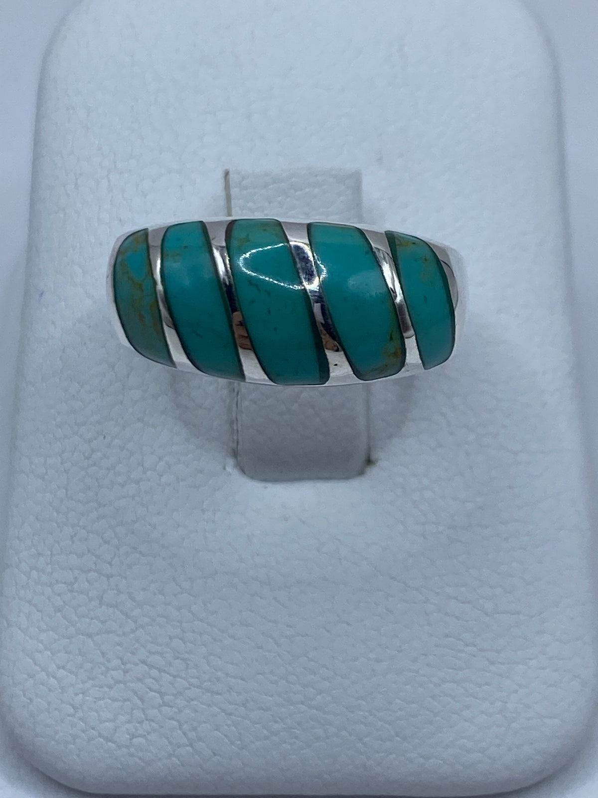 Anillo de plata con turquesa azul cielo en franjas geométricas, visto desde arriba