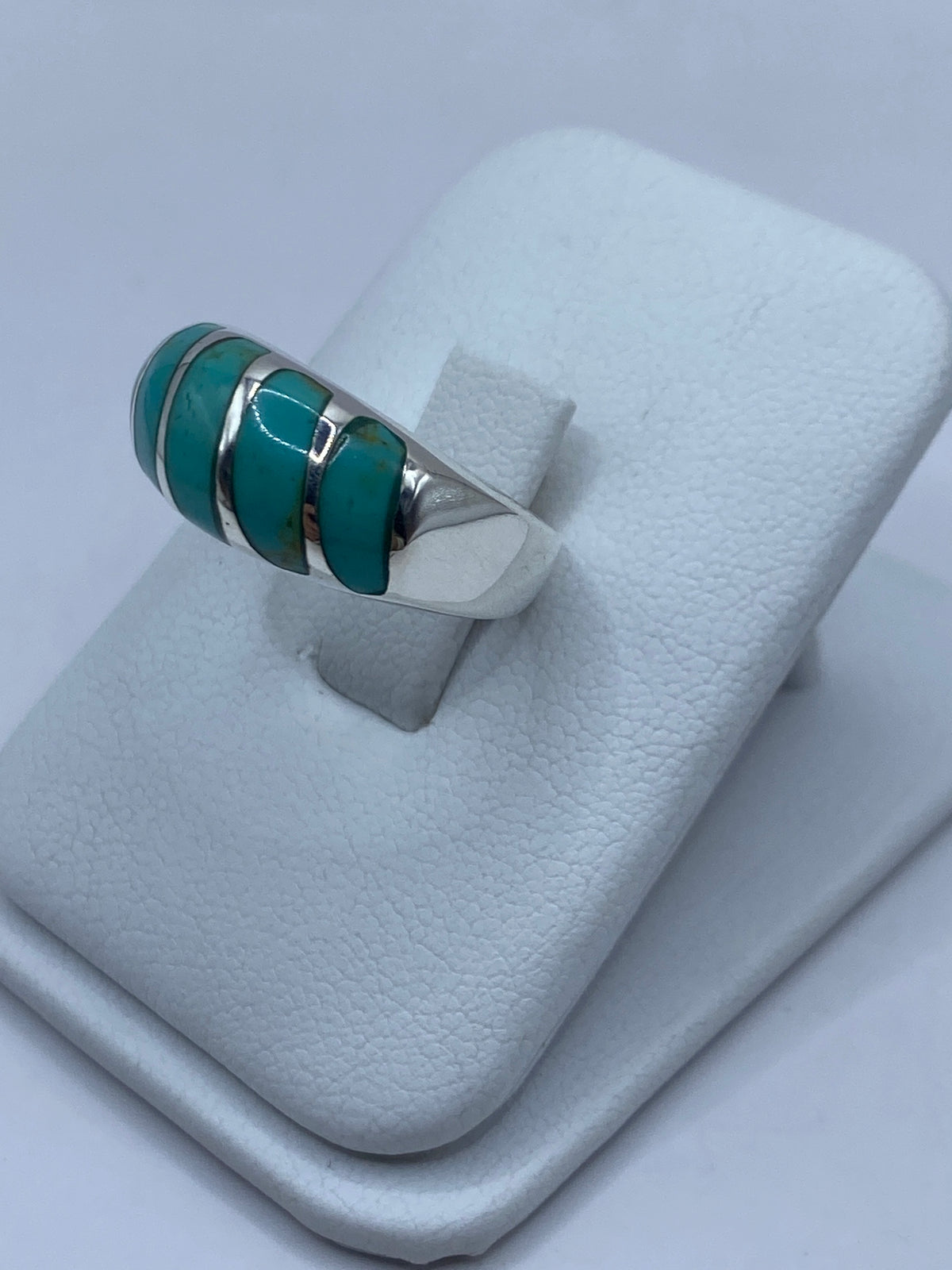 Anillo en plata 925 con turquesa engastada a mano, detalle lateral