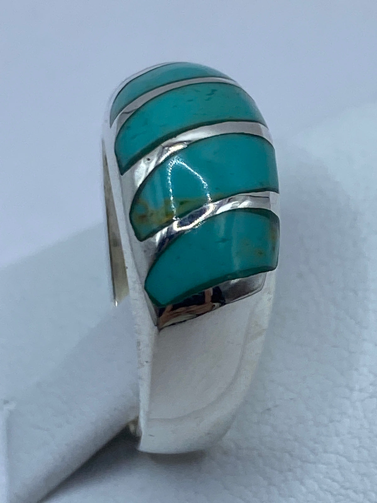 Anillo puesto en dedo mostrando la turquesa azul cielo con veta natural