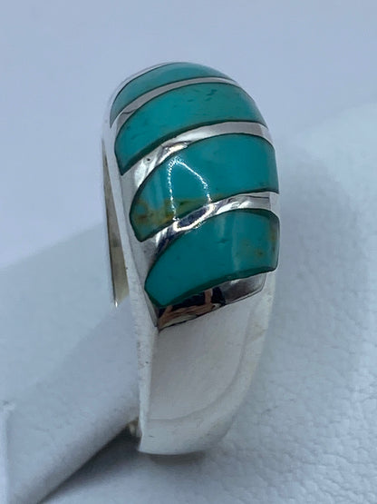 Anillo puesto en dedo mostrando la turquesa azul cielo con veta natural