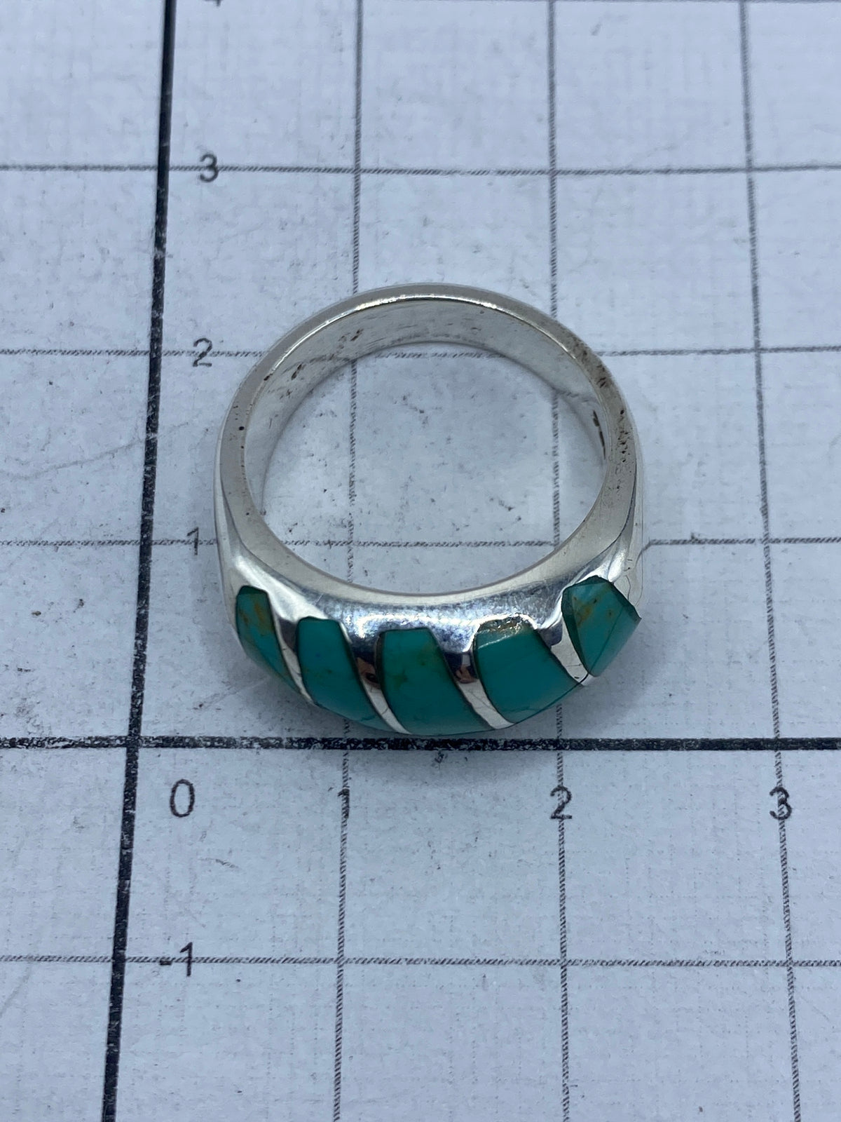 Anillo sobre fondo blanco mostrando el Quinto 925 en el interior