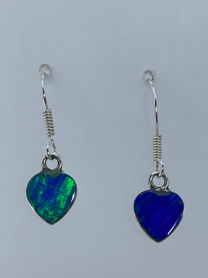 Aretes de plata 925 con ópalo de fuego verde olivo, par colgando sobre fondo blanco