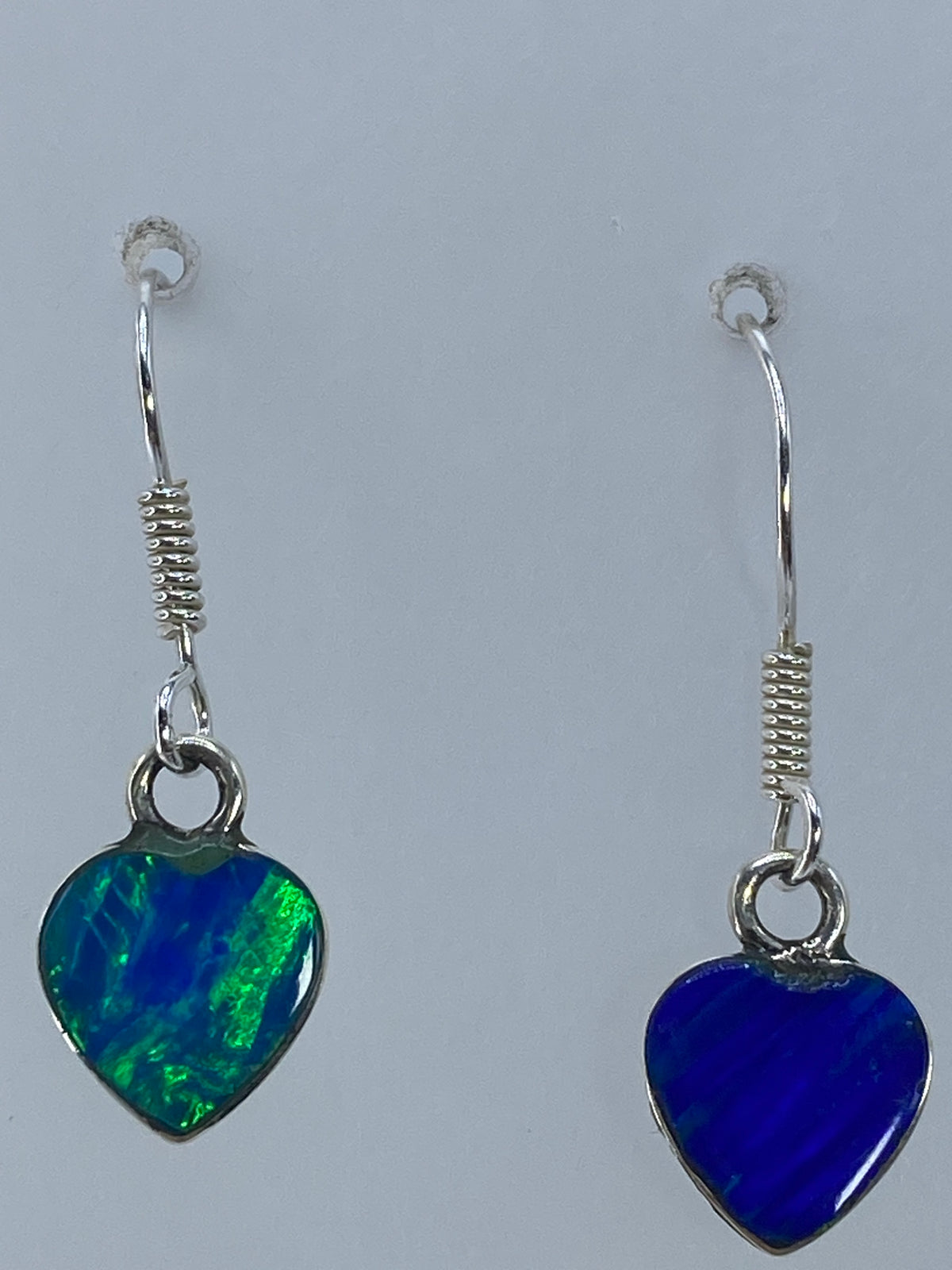 Aretes de ópalo sobre regla de medida mostrando largo de 2.8 cm