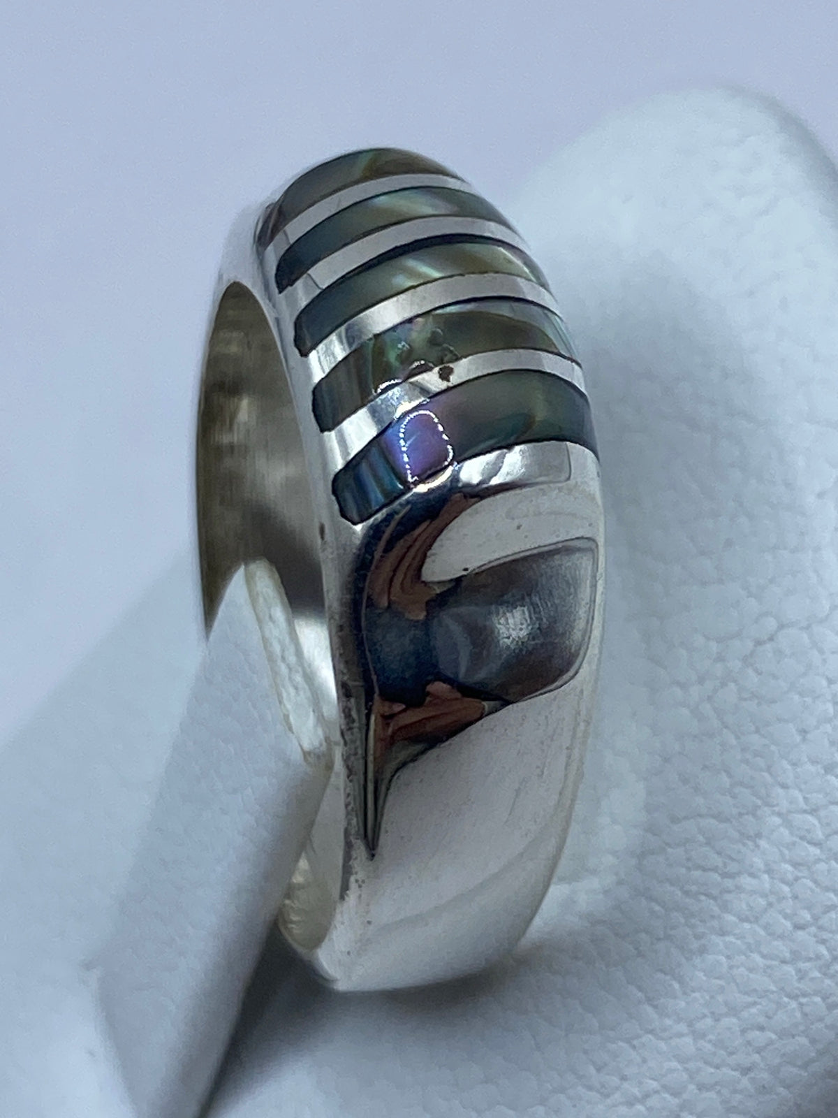 Anillo sobre escala de centímetros mostrando el tamaño real